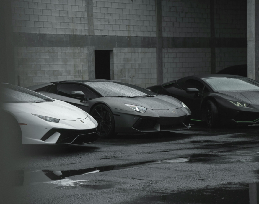 Trois voitures garées